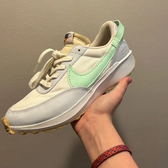 Women’s Nike shoe size 9 - Picture 1 of 3